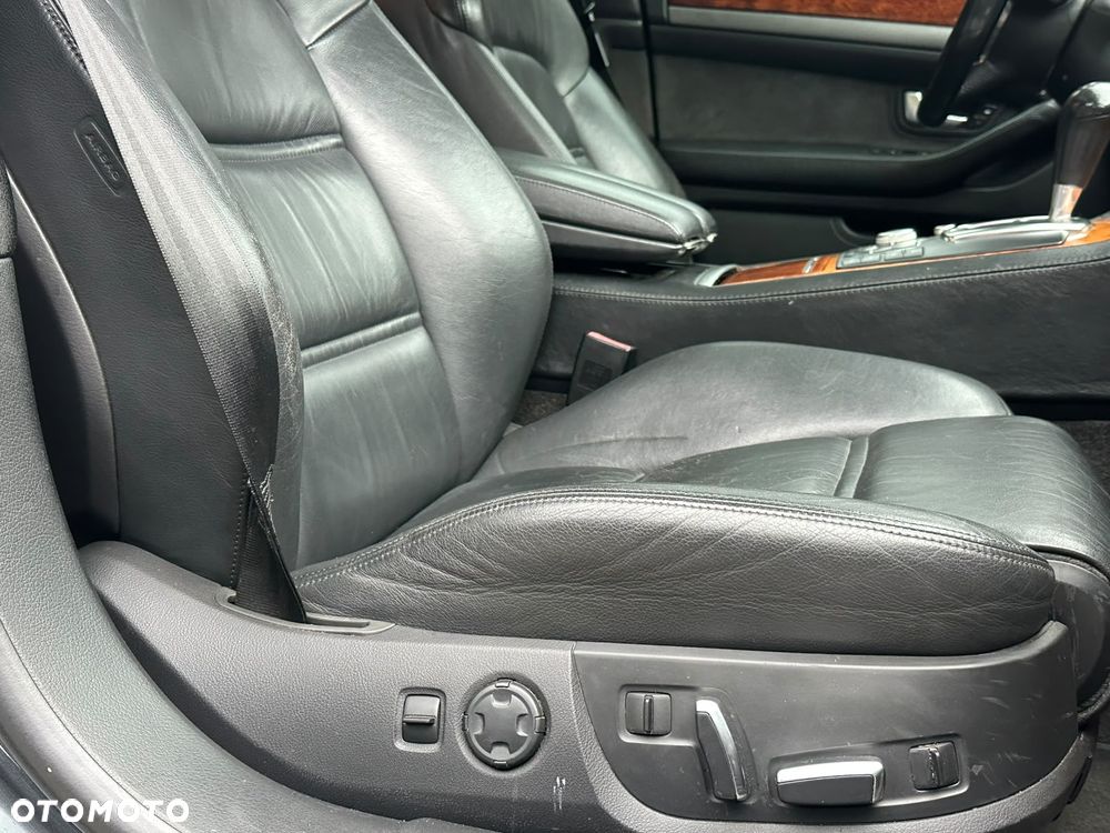 Audi A8 4.2 Quattro - 11