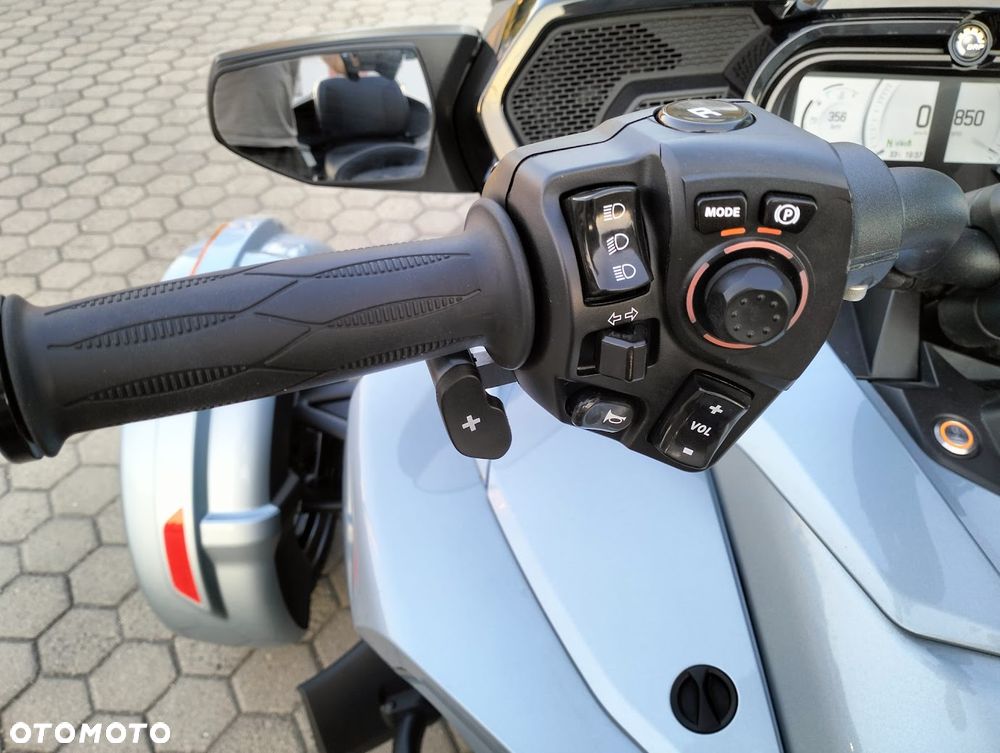 Can-Am Spyder - 20