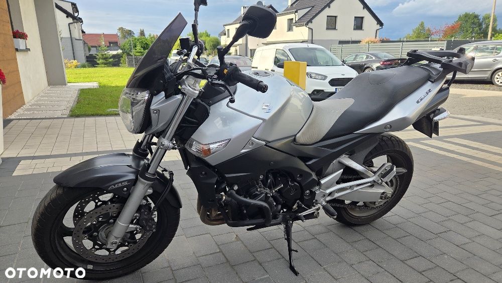 Suzuki GSR - 21
