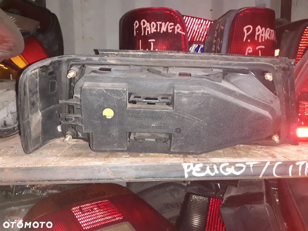 LAMPA TYLNA TYŁ PRAWY PRAWA PEUGEOT 405 - 2