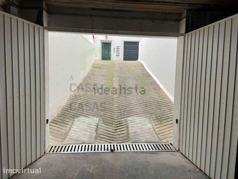 DUAS BOX Cobertas E FECHADAS NO CENTRO DA ERICEIRA - Grande imagem: 4/12
