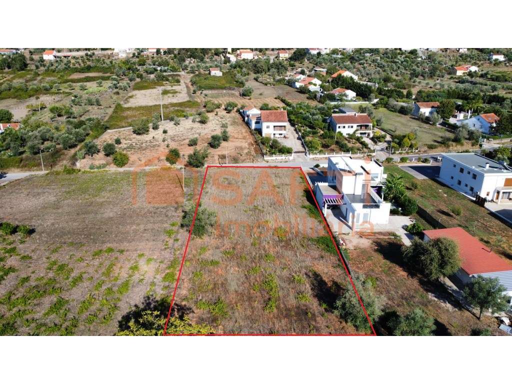 Terreno para construção junto à N110 em Areias e Pias