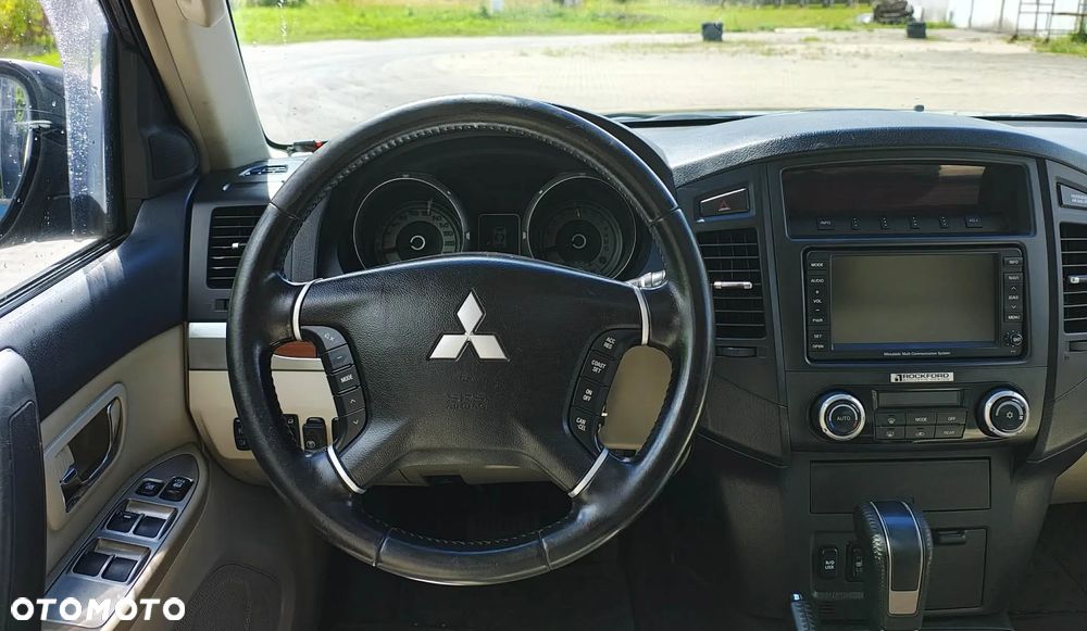 Mitsubishi Pajero - 22