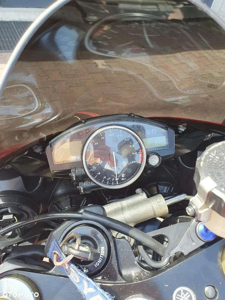 Yamaha R1 - 16