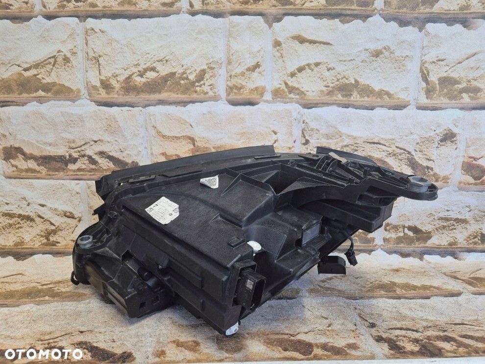 Reflektor prawa Mercedes-Benz E W213 A2139069604 niebieskie paski - 13