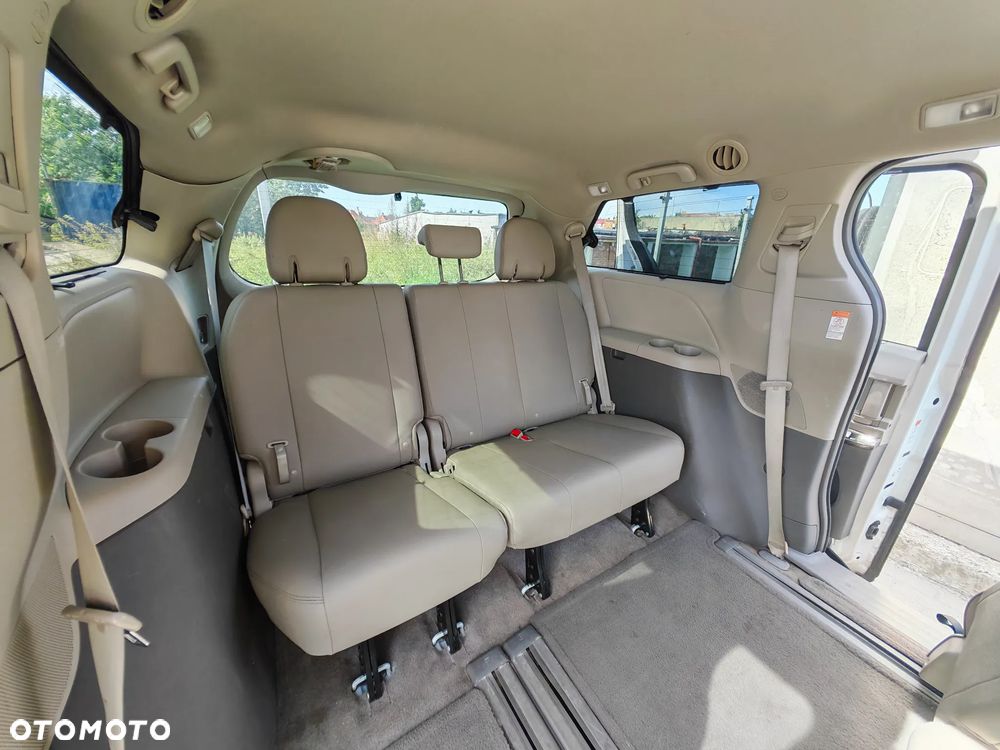 Toyota Sienna 3.5 V6 - 8