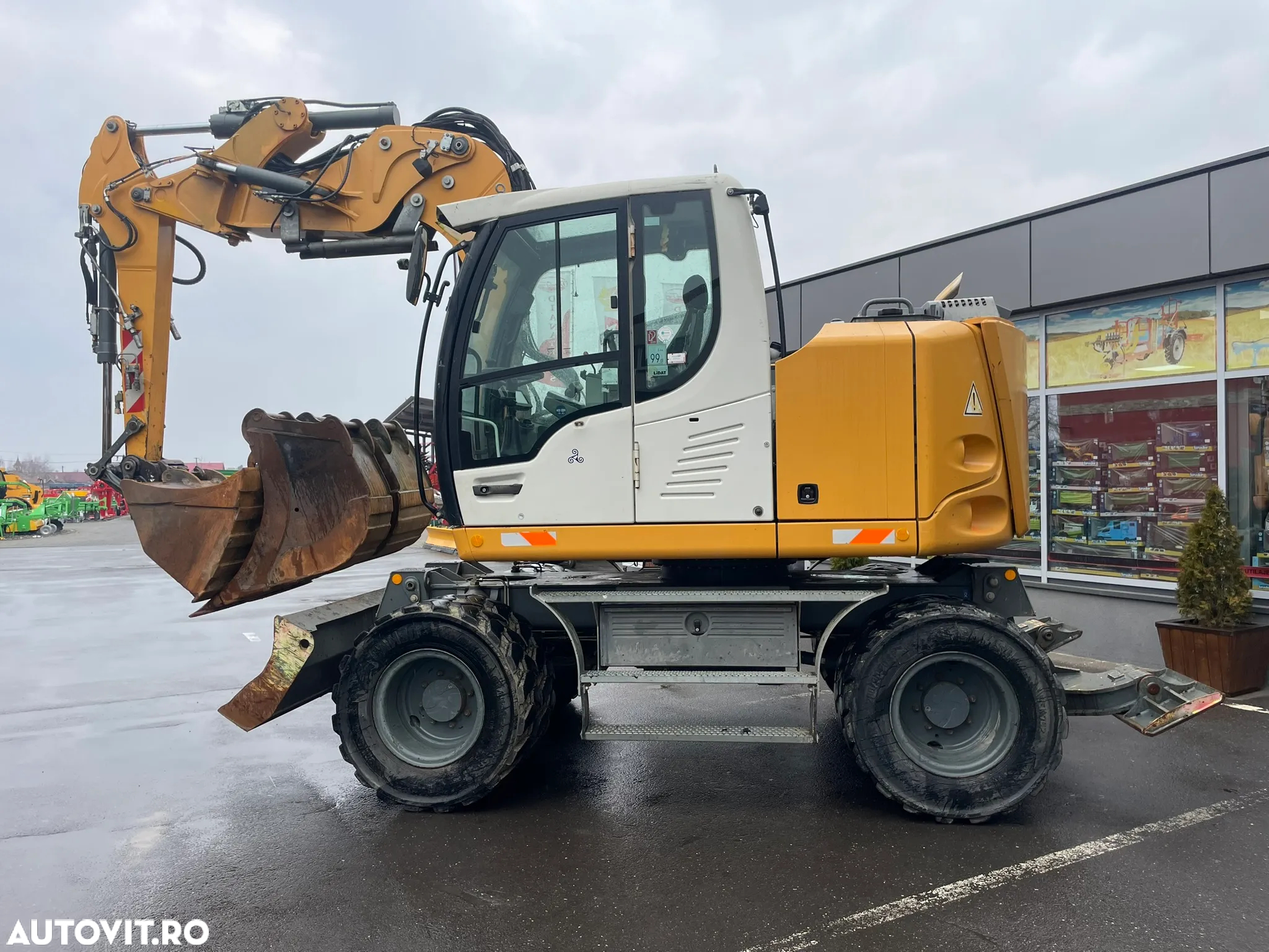 Liebherr A912 Compact - 8