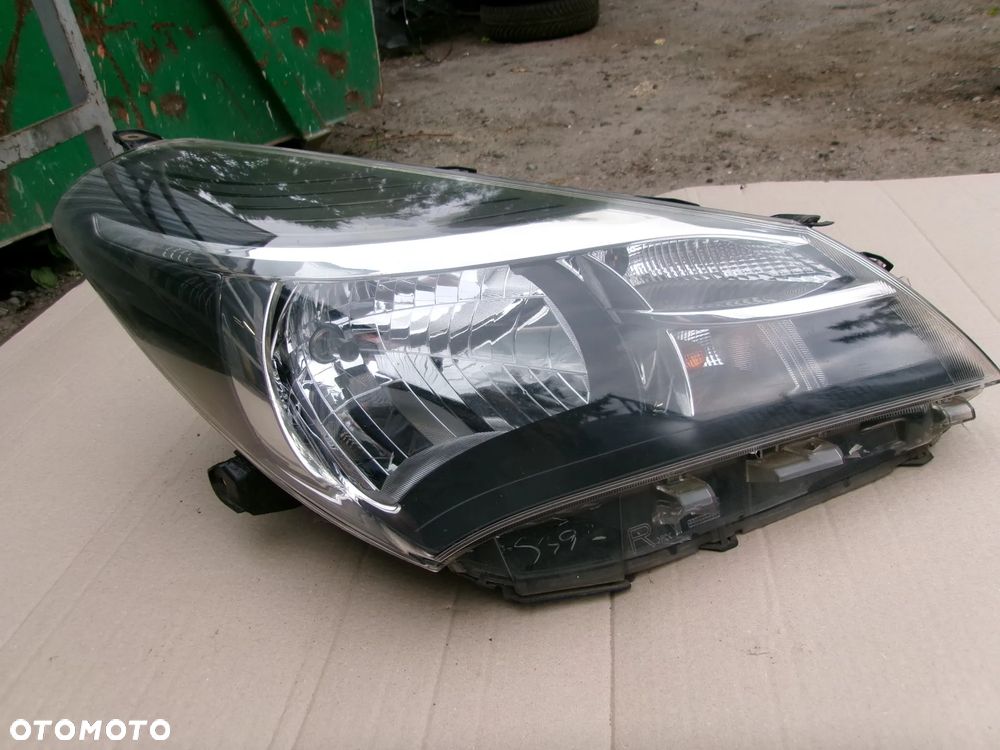 LAMPA PRZÓD PRAWA TOYOTA YARIS III  LIFT 14-17 - 1