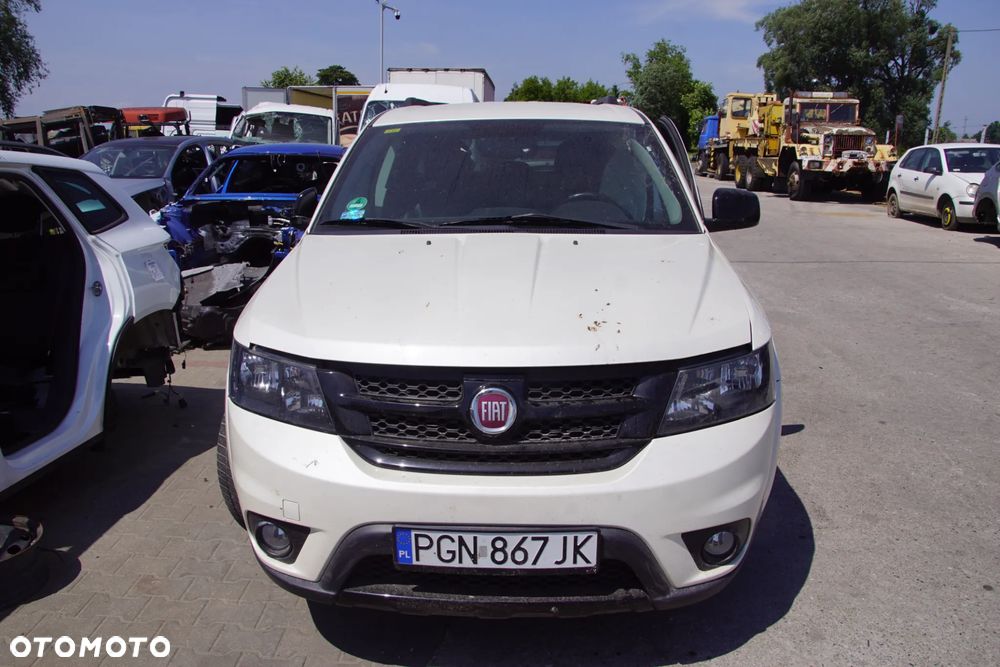 Auto na części - Fiat Freemont 2.0 MultiJet 170 KM 939B5000 62TE PWH 2014R Silnik Skrzynia Drzwi Maska Błotnik Klapa Zderzak Lampa Lusterko Klamka Szyba Deska Kokpit Sterownik Moduł Czujnik Licznik Wyświetlacz Panel Kierownica - 2