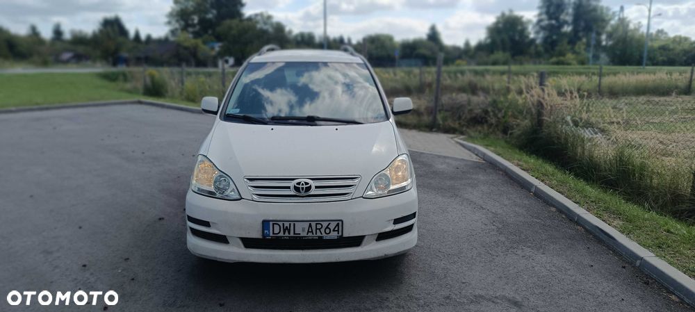 Toyota Avensis Verso - 2