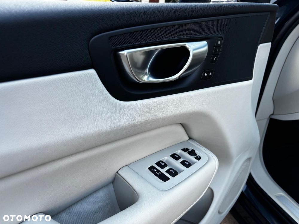 Volvo XC 60 T6 Plug-In Hybrid AWD Plus Dark - 6