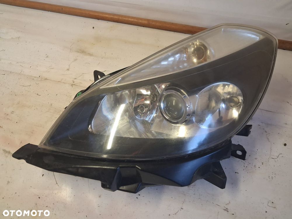 lampa prawa przód reno clio 2009 - 1