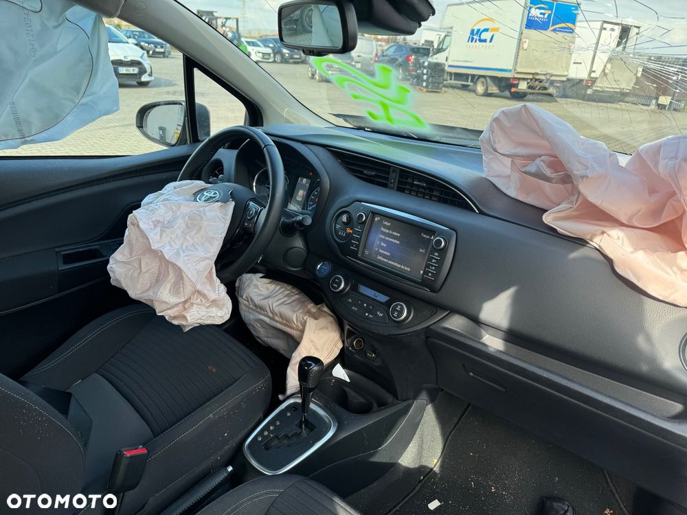 Toyota Yaris Hybrid 100 Life - 22