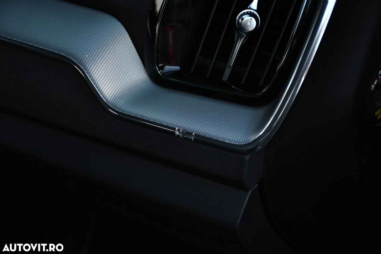 Volvo XC 60 B4 MHEV AT AWD Plus Dark - 24