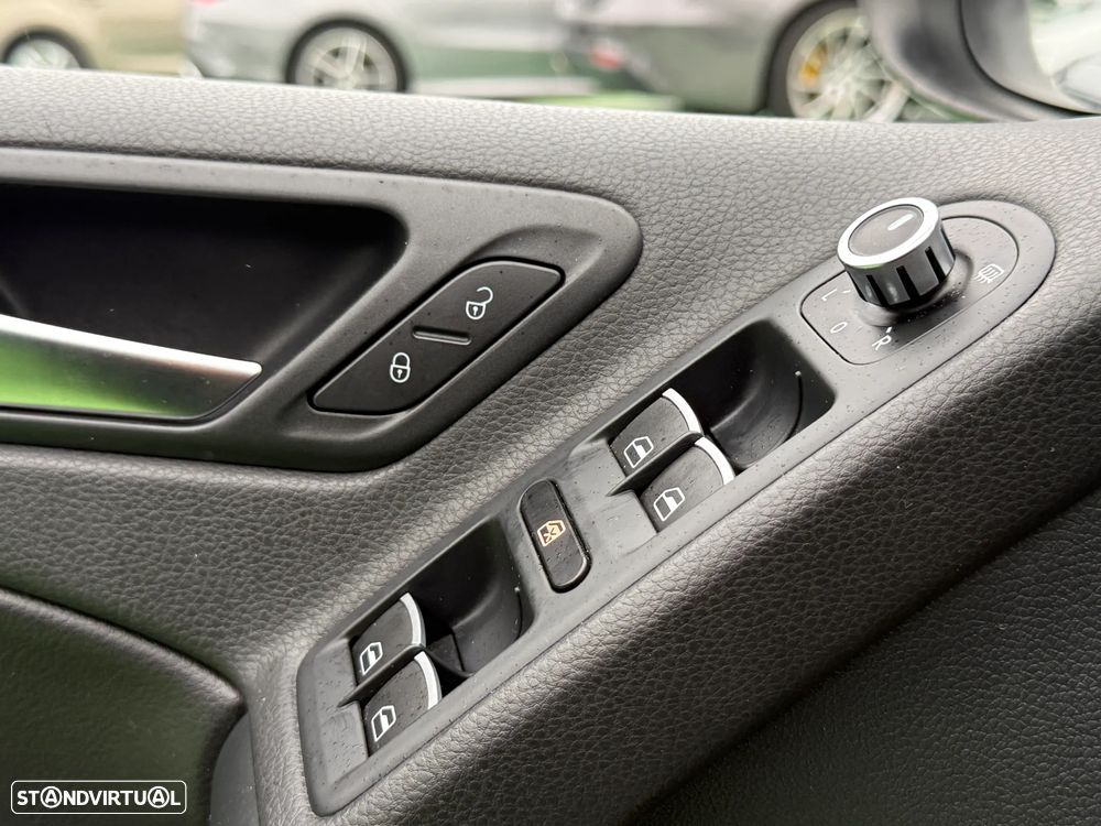 VW Golf 2.0 TDI Highline DSG - 23