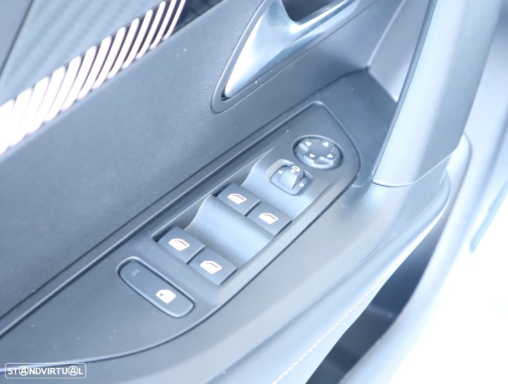 Peugeot 2008 1.2 Hybrid Allure e-DCS6 - 31