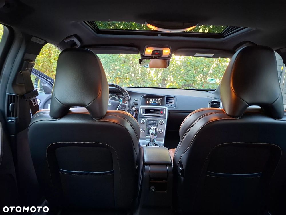 Volvo V60 D6 AWD Plug-in Hybrid R-Design Summum - 11