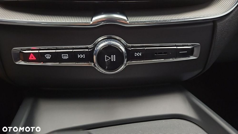 Volvo XC 60 B5 B AWD Plus Dark - 20