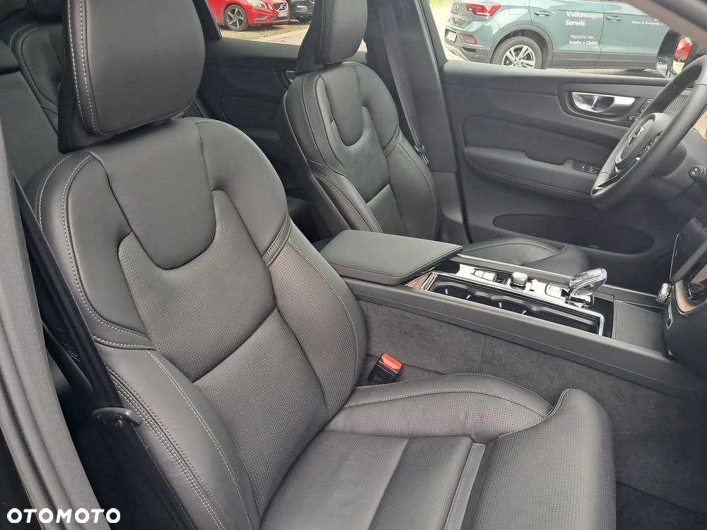 Volvo XC 60 T6 Plug-In Hybrid AWD Ultra Dark - 19