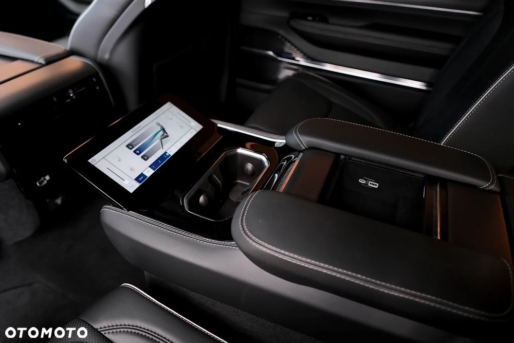 Jeep Grand Wagoneer - 22