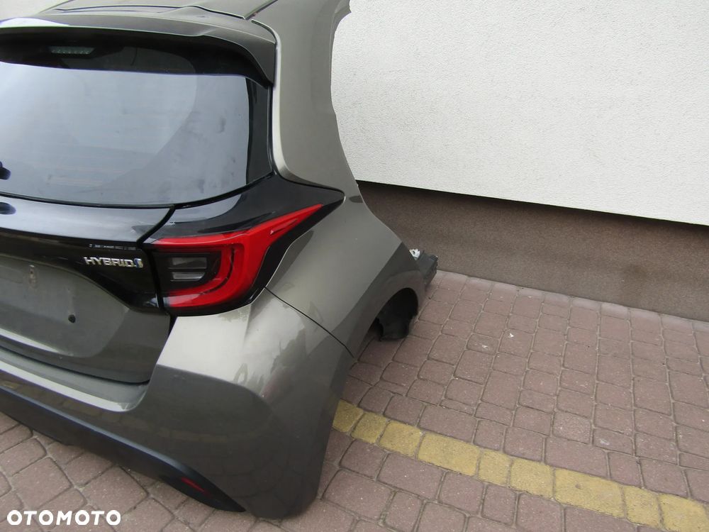 TOYOTA YARIS IV TYŁ KOMPLETNY DUPA 6X1 - 3