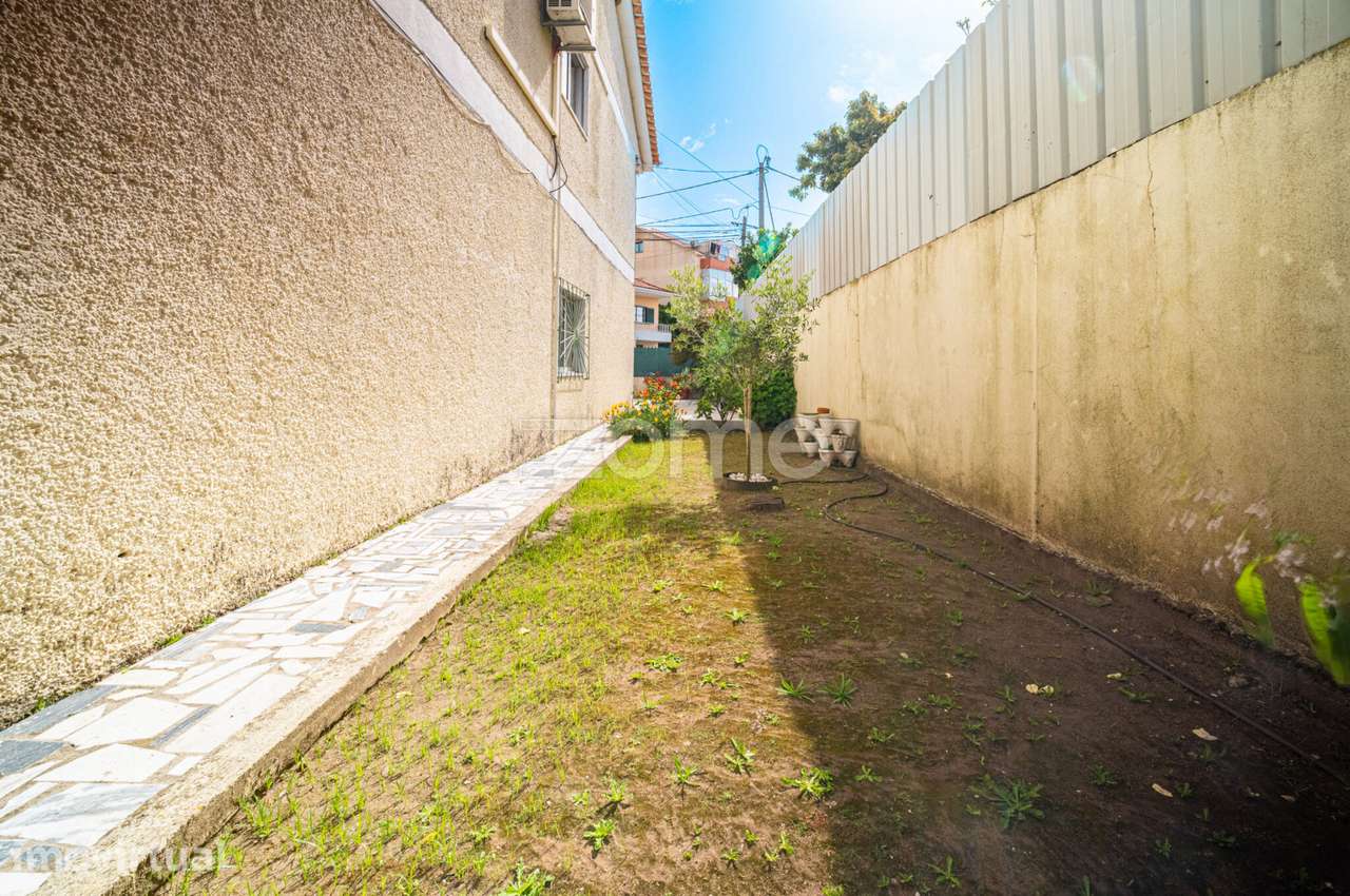 Moradia Geminada T4 com Jardim e Garagem em Zona Tranquila de Camarate - Grande imagem: 4/45
