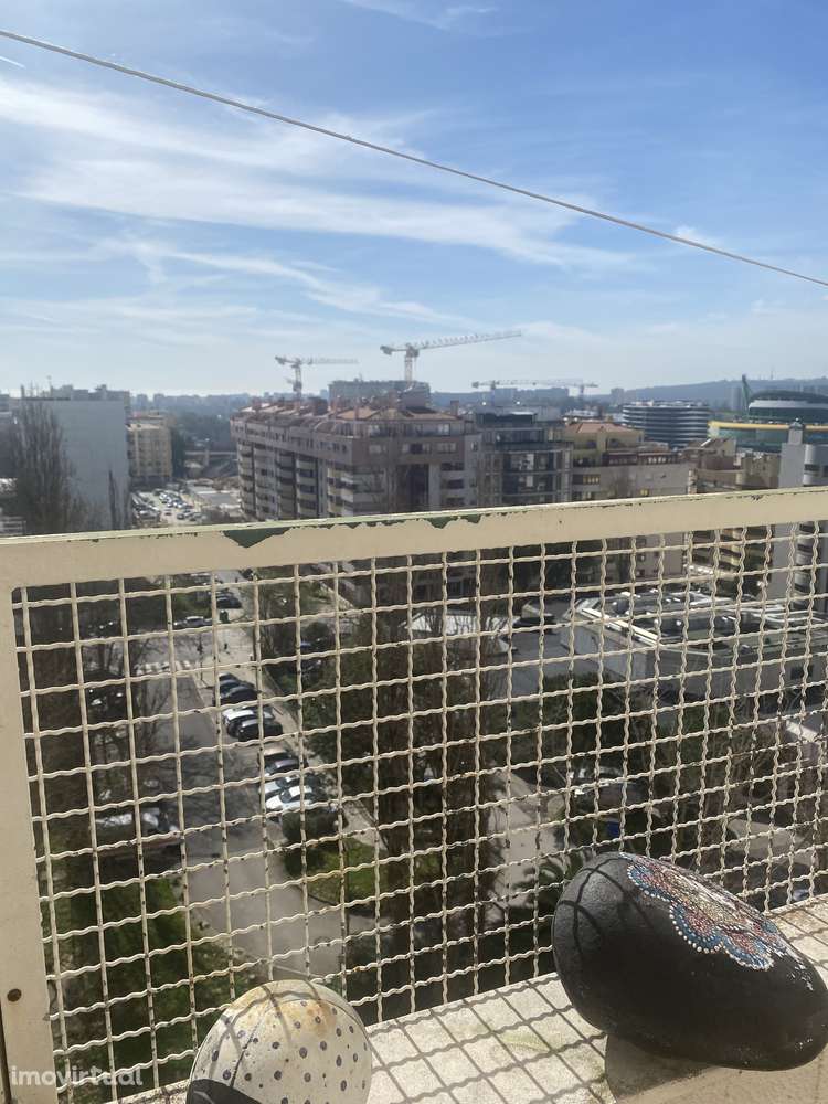 Quarto individual com mobília, vista urbana e acesso a serviços - Grande imagem: 2/24