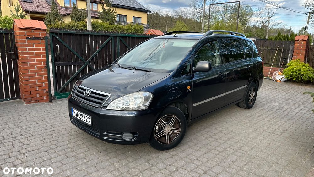 Toyota Avensis Verso - 2