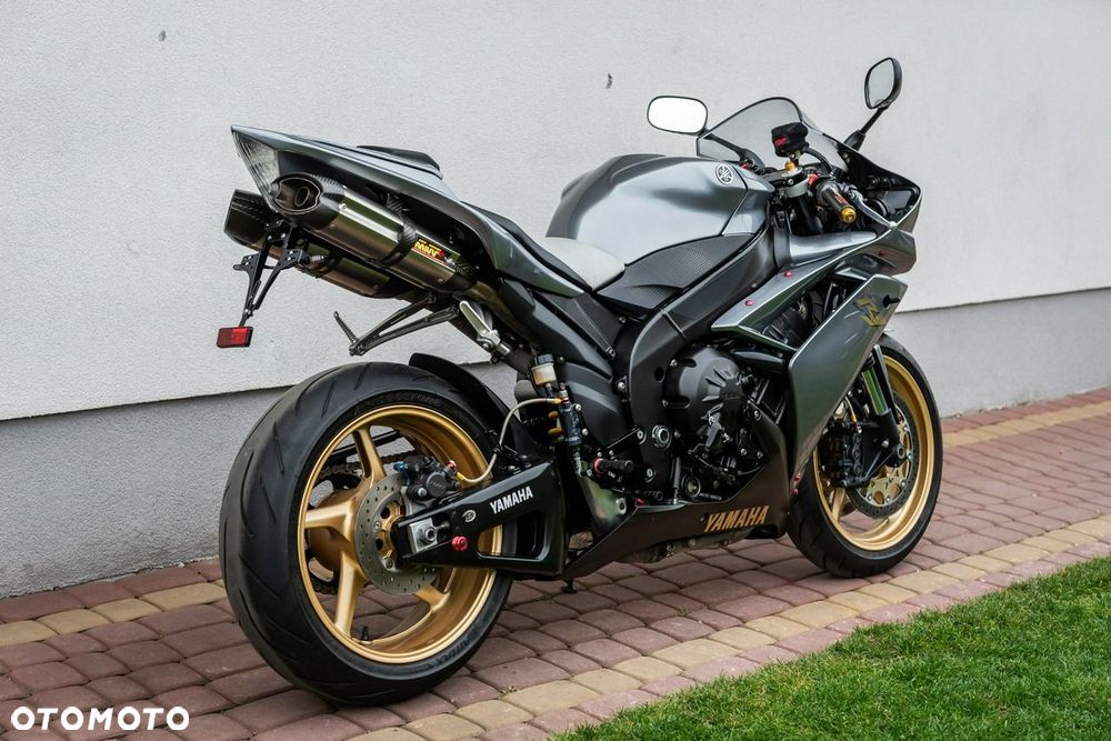 Yamaha R1 - 4