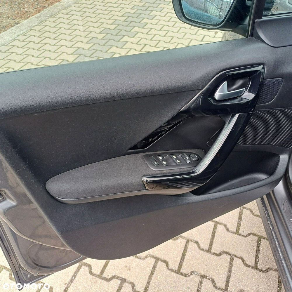 Peugeot 208 - 13