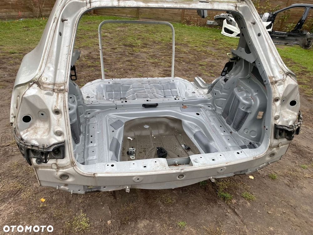 MERCEDES gla 156 tyl z dachem cwiartka kolor 761 igla - 3