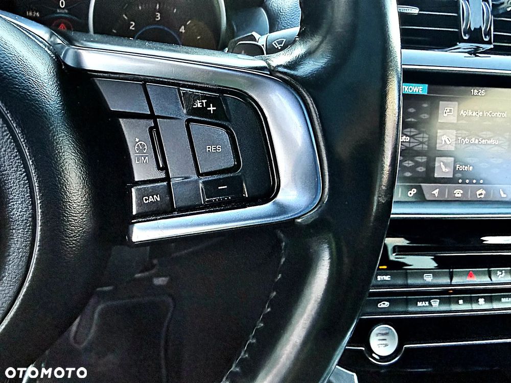 Jaguar XE 20d R-Sport - 37