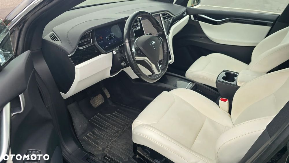 Tesla Model X - 15