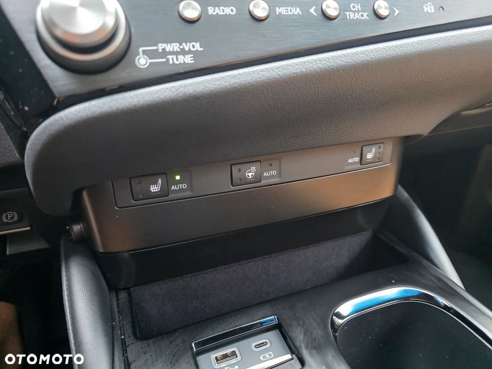Lexus ES 300h Business Edition - 29