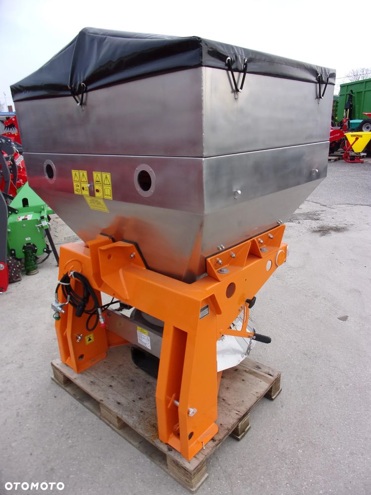 Pronar Posypywarka T-130, T-131, T-132, Piaskarka, Solarka, Rozsiewacz wapna i nawozów RCW, Piaskarka komunalna, solarka rozsiewacz piasku soli KŁOS, Rozsiewacz komunalny N 065 POM Augustów, Pług odśnieżny prosty, łamany, strzałka Ursus, Inter-Tech, Pronar - 13