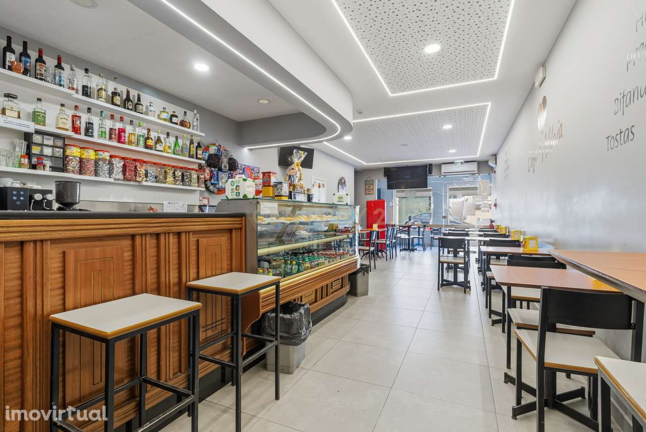 Prédio Comércio  (atualmente em uso na restauração - Café Snackbar) - Grande imagem: 2/18