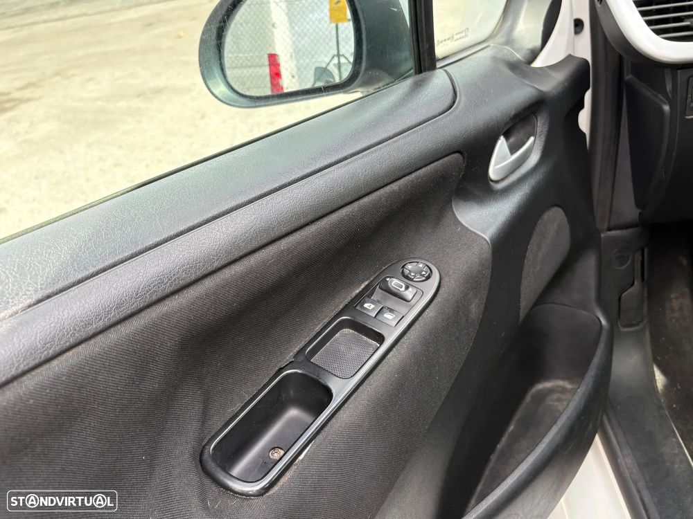 Peugeot 207 90 HDi FAP (Blue Lion) 99G - 14