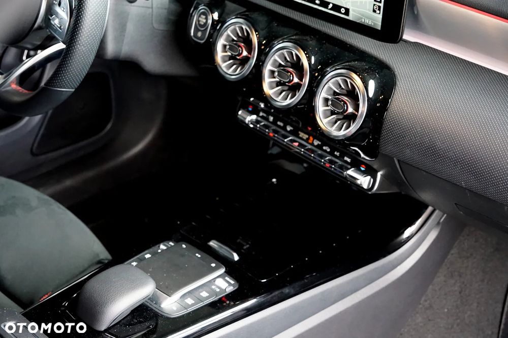 Mercedes-Benz CLA 200 AMG Line 7G-DCT - 35