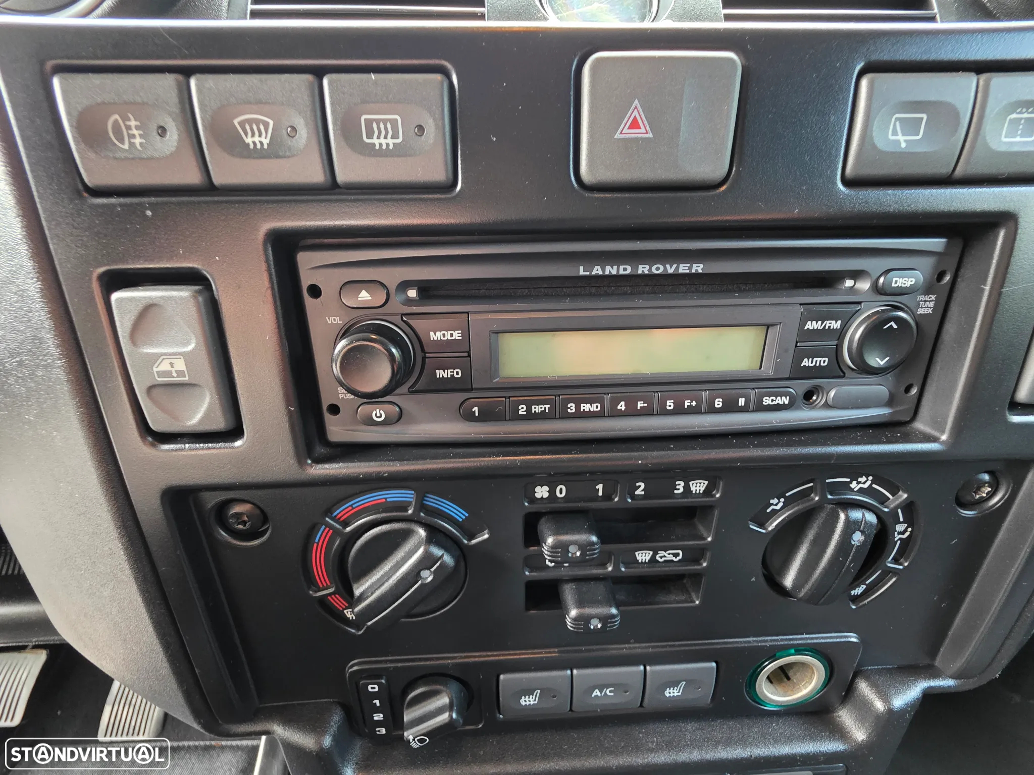 Land Rover Defender 90 Station Wagon SE - 19