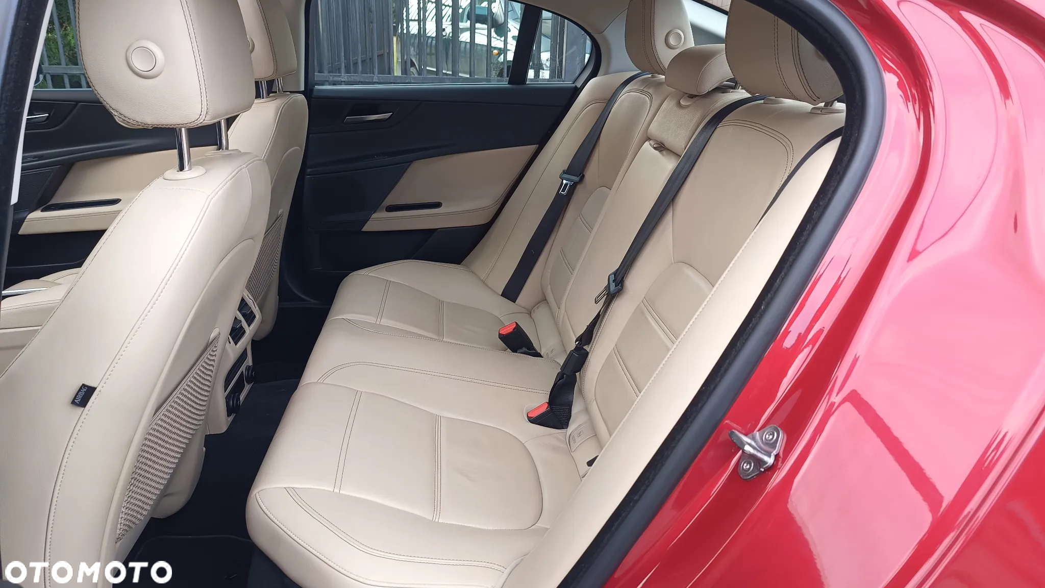 Jaguar XE 25t Prestige - 13
