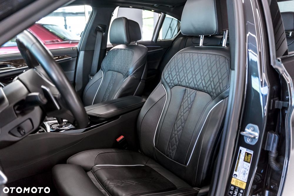 BMW Seria 5 M550i xDrive sport - 15