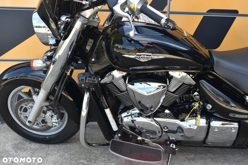 Suzuki Intruder - 10