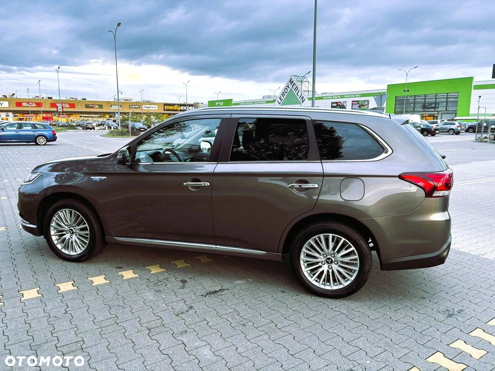 Mitsubishi Outlander Instyle NAVI + - 3