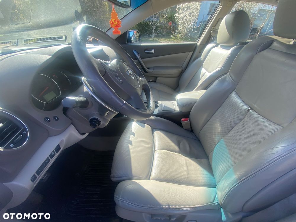 Nissan Maxima - 5