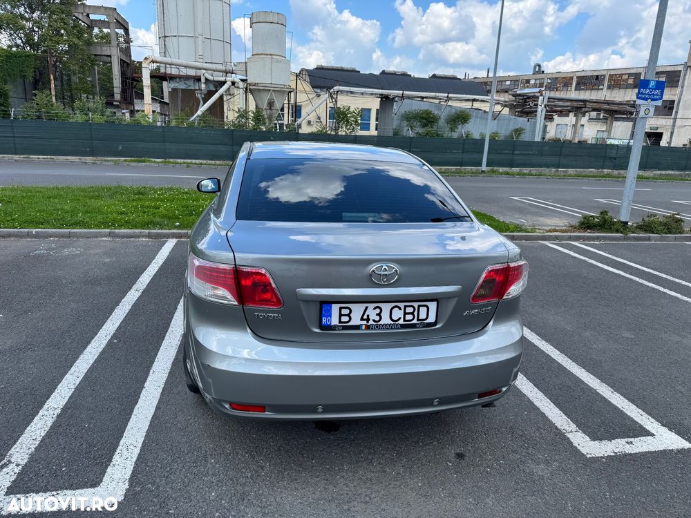 Toyota Avensis 2.0 D-4D Sedan Luna - 4