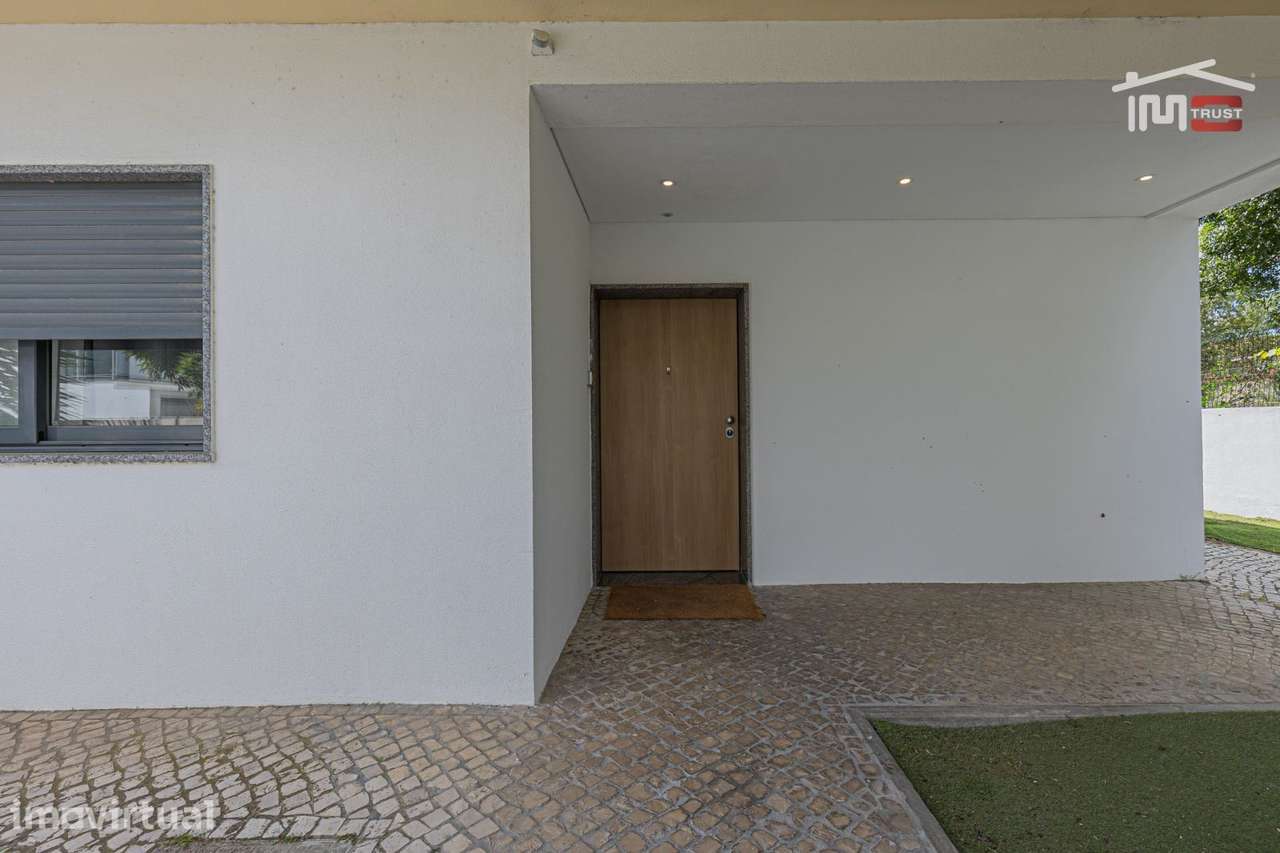 Moradia T4 com Suite, Garagem e Churrasqueira em Santo António da C... - Grande imagem: 4/39