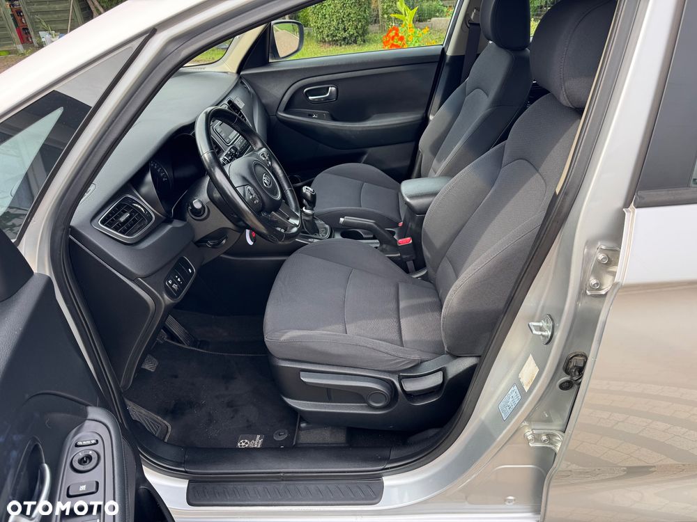 Kia Carens - 36