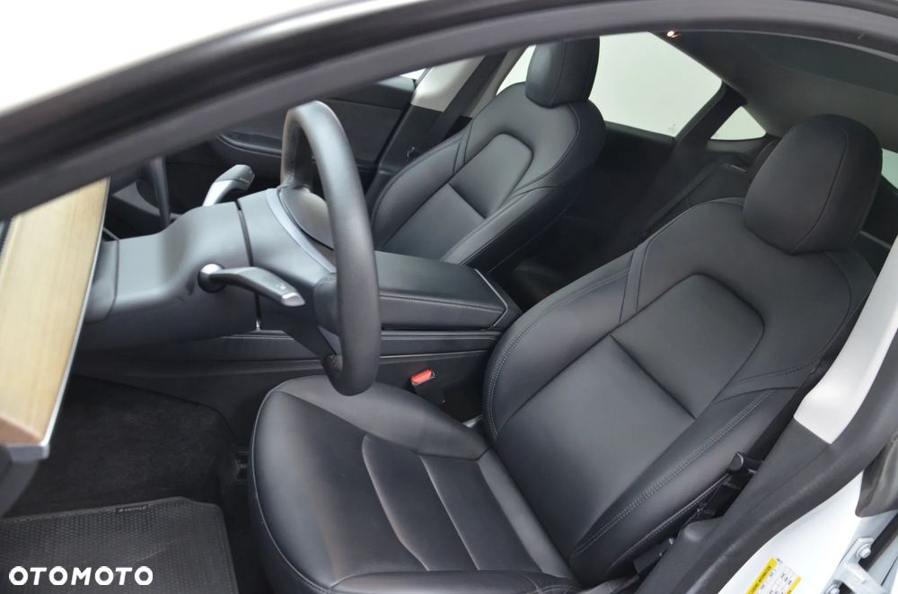 Tesla Model Y Long Range AWD - 11