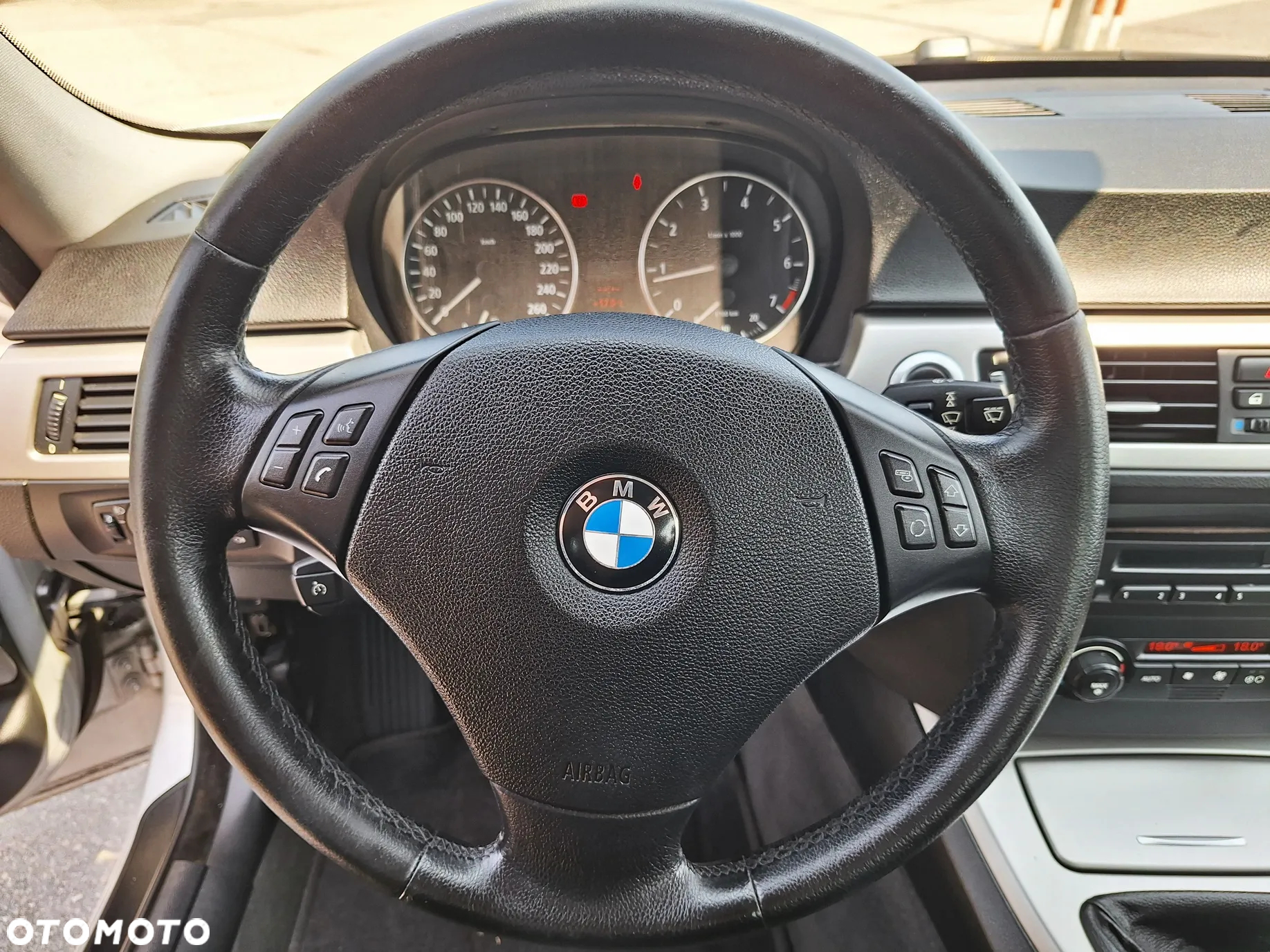 BMW Seria 3 318i - 23