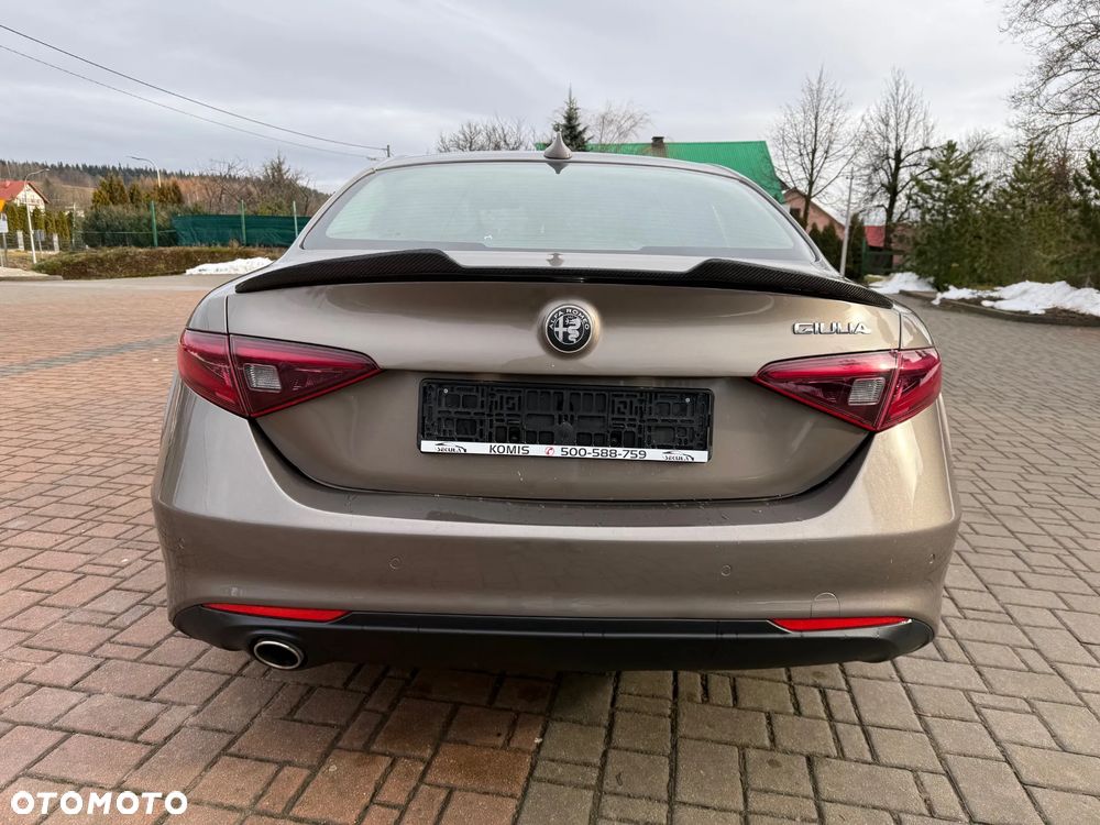Alfa Romeo Giulia 2.2 - 6